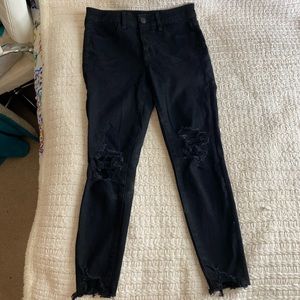 American Eagle Black jegging with distressed knees
